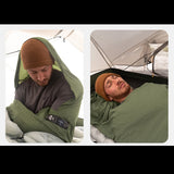 Homme montrant comment utiliser la doublure de sac de couchage ultralégère en camping