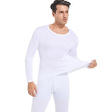 Homme montrant l'élasticité des sous-vêtements thermiques blancs 