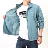 Homme portant la veste de randonnée imperméable, confortable et stylée pour les activités de plein air