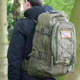 Homme portant un sac à dos Molle avec drapeau américain, idéal pour le trekking et l'exploration