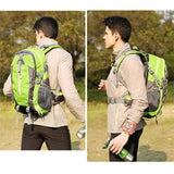 Homme portant un sac à dos de randonnée vert 40 L, poches multiples