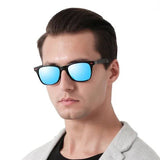 Homme portant des lunettes de soleil polarisées avec verres miroir bleus