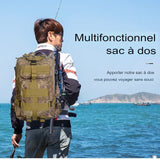 Homme portant un sac à dos tactique multifonctionnel en plein air