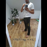 Homme portant un pantalon de randonnée noir, taille L