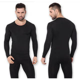 Homme portant un ensemble de sous-vêtements thermiques noirs, vue de face et de dos