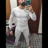 Homme prenant un selfie en portant un ensemble de sous-vêtements de compression blancs, vue de face