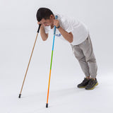 Homme utilisant des bâtons de randonnée de différentes couleurs