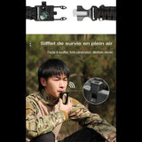 Homme utilisant le sifflet de survie du bracelet en paracorde en plein air