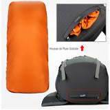 Housse de pluie orange couvrant un sac à dos de randonnée, avec vue sur la poche de rangement