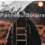 Homme avec un panneau solaire 7W sur son sac à dos en montagne