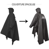 Imperméable noir spacieux avec capuche, vue de profil et de dos, pour activités de plein air