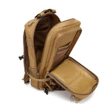 Intérieur d’un sac à dos tactique beige montrant des poches et des compartiments
