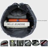 Intérieur du sac à dos de camping avec poche principale contenant des objets personnels