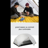 Intérieur spacieux de la tente de camping avec deux personnes jouant à des cartes sur un matelas jaune