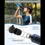 Jeune homme utilisant une bouteille isotherme pendant un entraînement sportif