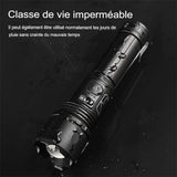 Lampe de poche imperméable utilisée sous la pluie, idéale pour les conditions météorologiques difficiles