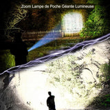 Lampe de poche géante lumineuse zoomée illuminant une zone extérieure la nuit, idéale pour les activités nocturnes