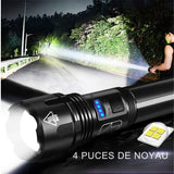 Lampe de poche puissante avec 4 puces de noyau, éclairant une route la nuit