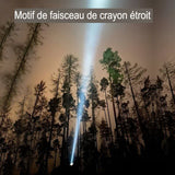 Lampe de poche étanche projetant un faisceau lumineux étroit à travers une forêt la nuit