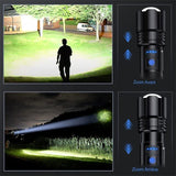 Lampe de poche zoomable utilisée pour éclairer un parc la nuit avec différentes intensités de lumière