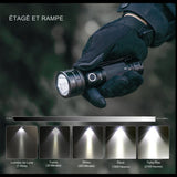 Lampe de poche étanche tenue par une main gantée avec différents modes d'éclairage