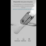 Lampe de poche étanche en utilisation sous la pluie, montrant sa résistance aux intempéries
