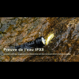 Lampe de poche étanche immergée dans l'eau avec indice IPX8