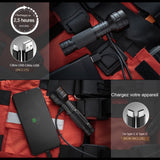 Lampe de poche étanche en charge via un câble USB sur un sac de randonnée rouge