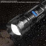 Lampe de poche étanche allumée sous la pluie, idéale pour les conditions météorologiques extrêmes