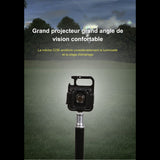 Personne en randonnée nocturne éclairée par une lampe LED puissante pour une vision confortable grand angle