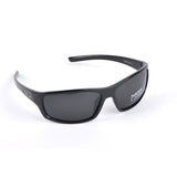 Lunettes de soleil polarisées noires avec lentilles grises, offrant une vision claire en extérieur
