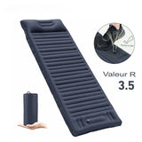 Matelas de camping bleu marine autogonflant compact, vue sur la valeur R de 3.5