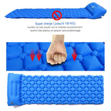 Matelas de camping gonflable résistant, supporte jusqu'à 150 kg, montre une main appuyant sur le matelas pour tester sa résistance