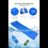 Matelas de camping gonflable flottant sur l'eau, démontrant son matériau imperméable et sa résistance à l'eau