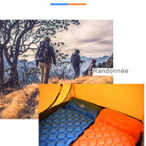 Matelas de camping gonflable utilisé lors d'une randonnée, offrant un confort optimal pour dormir en plein air