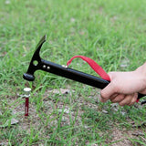 Marteau de camping en main, parfait pour planter des clous dans le sol
