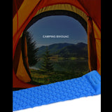 Matelas de camping gonflable bleu utilisé pour le camping bivouac, offrant un confort optimal dans une tente