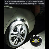 Mini lampe avec une forte aspiration magnétique pour tenir sur la carrosserie sur une surface métallique d'une voiture pour un changement de roue