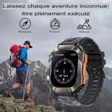 Montre intelligente avec boussole utilisée par un randonneur en montagne