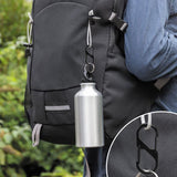 Mousqueton noir de type S accroché à un sac à dos avec une bouteille métallique, parfait pour la randonnée