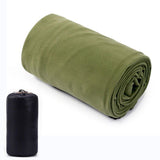 Sac de couchage polaire vert enroulé, compact et portable pour camping