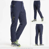 Pantalon cargo bleu marine pour homme, illustration de la coupe et de la flexibilité, parfait pour le plein air