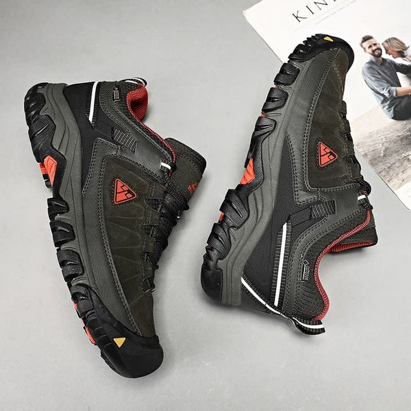 Paire de chaussures de randonnée vertes pour homme, semelle robuste et design respirant