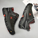 Paire de chaussures de randonnée vertes pour homme, semelle robuste et design respirant