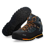 Paire de chaussures de randonnée avec semelle épaisse et lacets jaunes, idéale pour les randonnées en montagne
