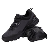 Paire de chaussures de randonnée noires, robustes et stylées, adaptées pour les activités de plein air