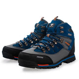 Paire de chaussures de randonnée bleues et grises avec des lacets renforcés et des semelles robustes