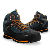 Paire de chaussures de randonnée noires avec des lacets orange et des détails jaunes, idéale pour les activités de plein air