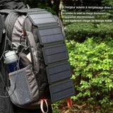 Panneau solaire pliable fixé sur un sac à dos pour charger des appareils électroniques en plein air