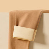 Pantalon thermique beige avec intérieur doublé en polaire, détail des coutures